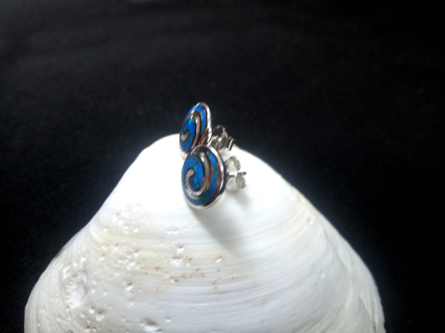 Sterling Silver 925 Greek Spiral Fire Blue Opal Stud Boucles d'oreilles 10mm, Boucles d'oreilles en spirale d'opale grecque, Bijoux grecs, Griechischer Opal Ohrringe