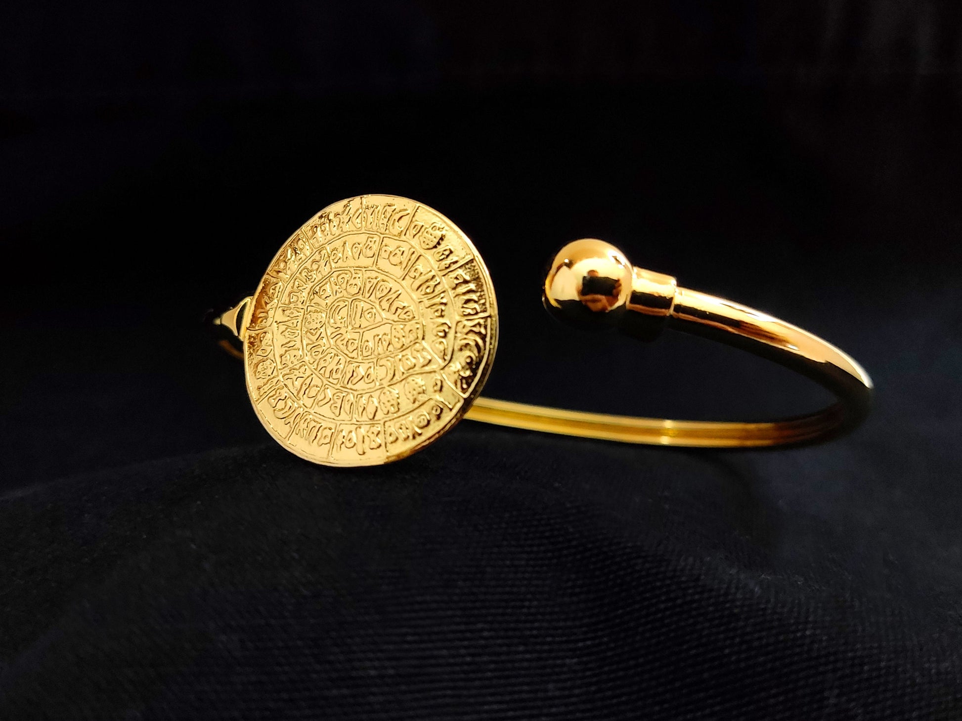 Sterling Silver 925 bracelet with 22K gold plating and ancient Greek Phaistos Disc as centerpiece. Disc measures 23 mm in diameter and bracelet has a circumference of 18.5 - 19 cm. Brand new and hallmarked 925, proudly made in Greece.