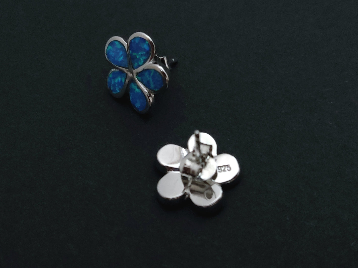 Sterling Silver 925 Flower Fire Blue Opal Stud Boucles d'oreilles modernes 13mm, Boucles d'oreilles Opal Hearts, Bijoux grecs pour femmes, Griechische Ohrringe