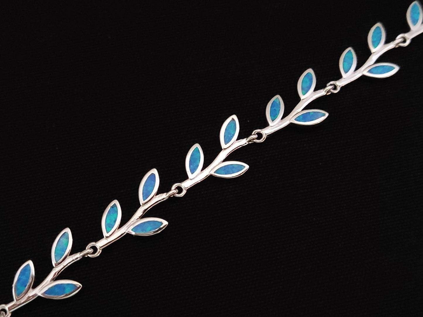 Bracelet en argent avec opale bleue et feuilles grecques