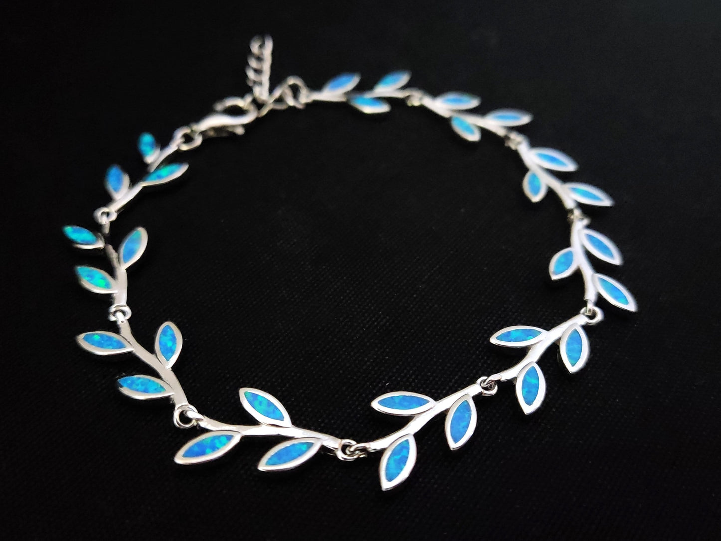 Bracelet en argent avec opale bleue et feuilles grecques