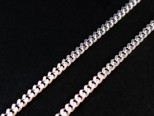 Silver 925 curb gourmet chain measuring 2mm width on black background.
