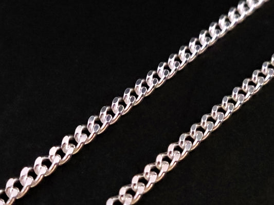 Silver chain made of sterling silver 925 with curb gourmet design measuring 3mm width on black background.
